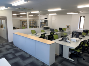 工場2階フロア・玄関の改修工事を行いました<兵庫工場>